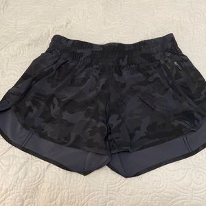 Tracker 4” lululemon camo shorts